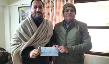 गांव बल्ह की सड़क के लिए समाजसेवी एवं लेखक ने दो लाख रुपये का चेक विधायक को सौंपा