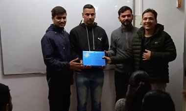 नींव इंस्टिट्यूट हमीरपुर के सेना से सेवानिवृत अनुपम शर्मा लगे लेक्चर हिंदी