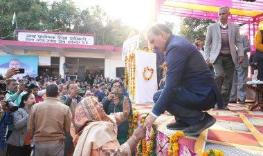 मुख्यमंत्री ने हमीरपुर जिला के गलोड़ से किया ‘सरकार गांव के द्वार’ कार्यक्रम का शुभारंभ