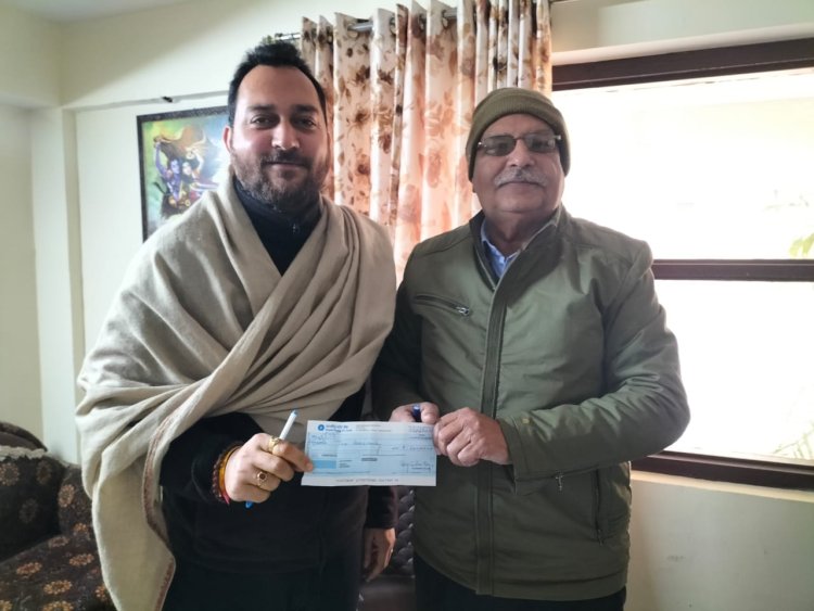 गांव बल्ह की सड़क के लिए समाजसेवी एवं लेखक ने दो लाख रुपये का चेक विधायक को सौंपा