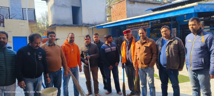 प्राण प्रतिष्ठा से पहले सफाई का अनुष्ठान, हमीरपुर मंडल पदाधिकारीयों समेत भाजपा पार्षदों ने की सफाई