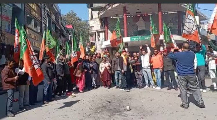 राज्यसभा चुनाव, भाजपा की जीत पर कार्यकर्ताओं का हमीरपुर में जशन