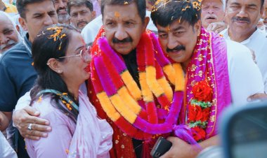 उपमुख्यमंत्री ने कुटलैहड़ से कांग्रेस प्रत्याशी विवेक शर्मा के नामांकन से पूर्व उनसे व उनके समर्थकों के साथ मुलाकात की।
