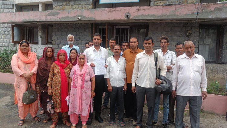 सुअर फार्म की गंदगी से परेशान हुआ बाड़ी डुग्घ गांव  समस्या के समाधान की मांग को लेकर पहुंचे उपायुक्त कार्यालय  हमीरपुर