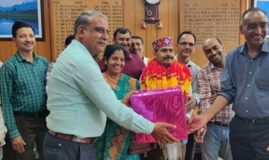 निर्वाचन विभाग से सेवानिवृत्ति पर बलजीत सिंह डोड को दी शुभकामनाएं