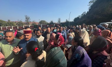 चैरिटेबल अस्पताल बंद करने के विरोध में नेशनल हाईवे पर उतरे लोग, राधास्वामी चैरिटेबल अस्पताल के बाहर किया जोरदार प्रदर्शन