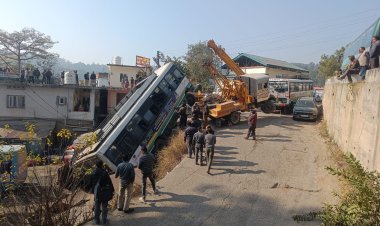 एचआरटीसी वर्कशॉप के डंगे से नीचे लुढ़की बस, बस को हुआ अधिक नुकसान