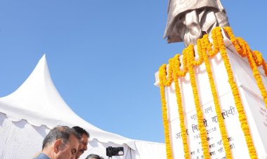 मुख्यमंत्री ने अटल बिहारी वाजपेयी की 100वीं जयंती पर उन्हें पुष्पांजलि अर्पित की