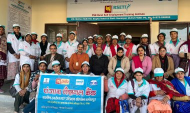 कड़साई की महिलाओं ने ली मोमबत्ती बनाने की टेªनिंग