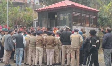 अतिक्रमण की जद में आया वर्षों पुराना मंदिर हटाया, प्रशासन और पुलिस की मौजूदगी में हुई कार्रवाई