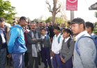 क़ाफ़िला रोक स्कूली बच्चों से मिले सीएम, फीडबैक भी ली