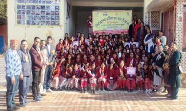 चौड़ू स्कूल की छात्राओं को बताया मासिक धर्म स्वच्छता का महत्व