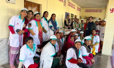 आरसेटी के शिविर में कॉस्ट्यूम ज्यूलरी बनाना सीख रही हैं गांव पटायू की महिलाएं