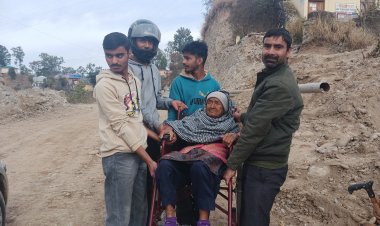 एनएच निर्माण के चलते टौणी देवी में टूटा चार महत्वपूर्ण कार्यालयों का लिंक रोड , बुर्जुगों को व्हील चेयर पर  ले जाने को  मजबूर हुए लोग