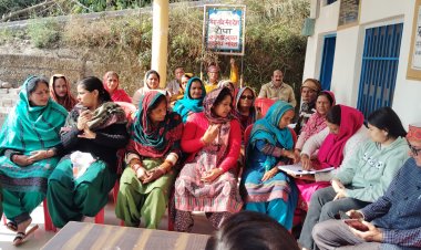 कांगड़ा केंद्रीय सहकारी बैंक कालेअंब के अधिकारियों ने रोपा में बताई बैंक की योजनाएं