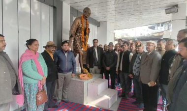 कांग्रेस पार्टी ने गांधी चौक पर आयोजित किया श्रद्धांजलि कार्यक्रम