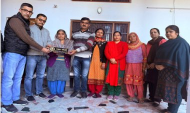 प्रतिभाशाली बेटियों के घर जाकर लगाईं उनके नाम की पट्टिकाएं