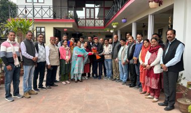 सभी भाजपा मंडलों की कार्यकारणी की नियुक्तियों के बाद पूर्वमुख्यमंत्री प्रोफेसर धूमल का आशीर्वाद लेने समीरपुर पहुंच रही भाजपा मंडल टोलियां