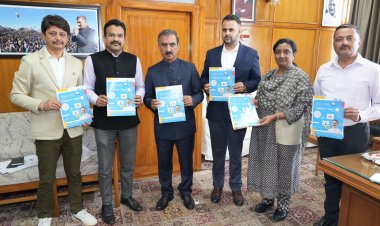 बी.एस. मेहता ने मुख्यमंत्री को पुस्तकें भेंट कीं