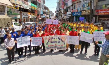 डीएवी हमीरपुर के छात्रों ने पहलगाम आतंकी हमले के मृतको को  दी श्रद्धांजलि, निकाला कैंडल मार्च