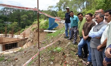 मुख्यमंत्री ने हमीरपुर बस अड्डे का औचक निरीक्षण किया