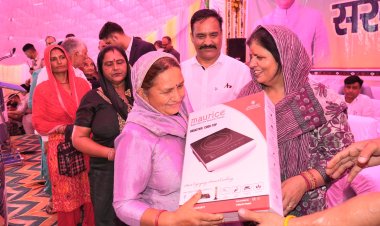 कामगार कल्याण बोर्ड से इंडक्शन चूल्हे प्राप्त करके गदगद हुए कामगार