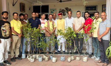 समीरपुर में पूर्व सीएम प्रेम कुमार धूमल ने किया ‘एक पेड़ मां के नाम’ पौधारोपण, सुशील ठाकुर के सौजन्य से बांटे गए पौधे