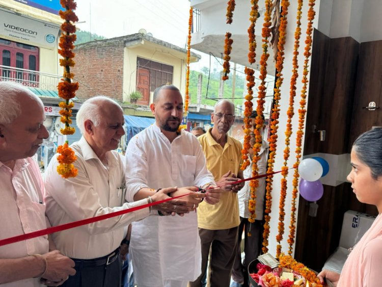 विधायक आशीष ने लंबलू बाजार में सैनिटरी एवं डेकोर स्टूडियो का किया शुभारंभ