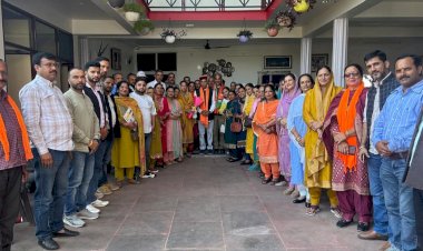 महिला मोर्चा एवं किसान मोर्चा की नवनियुक्त टीमों ने समीरपुर में पूर्व मुख्यमंत्री प्रो. प्रेम कुमार धूमल से मुलाकात की