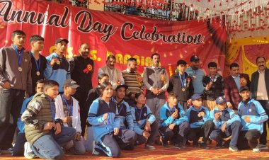 रामचंद्र पठानिया ने दरब्यार स्कूल के मेधावी विद्यार्थियों को बांटे पुरस्कार