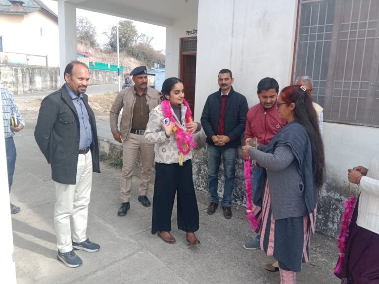 डीसी गंधर्वा राठौड़ ने सुजानपुर की पंचायतों का दौरा करके विकास कार्यों का लिया जायजा