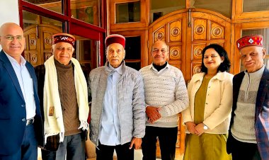 पद्मश्री सम्मानित पी. एल. गौतम एवं हरिमन शर्मा ने समीरपुर में प्रो. प्रेम कुमार धूमल से की शिष्टाचार भेंट