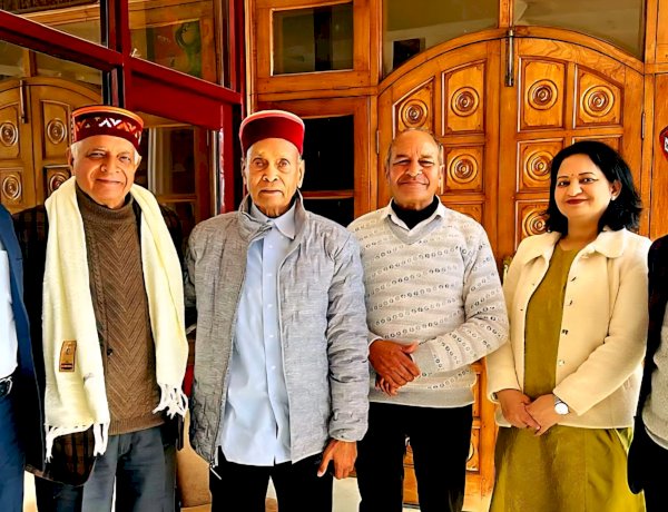 पद्मश्री सम्मानित पी. एल. गौतम एवं हरिमन शर्मा ने समीरपुर में प्रो. प्रेम कुमार धूमल से की शिष्टाचार भेंट