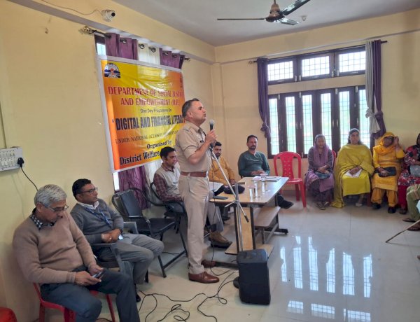 डुग्घा में वरिष्ठ नागरिकों को दी डिजिटल बैंकिंग की जानकारी, साईबर ठगों से किया आगाह