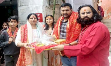 मां ज्वालामुखी मंदिर में मन्नत पूरी होने पर पंजाब के श्रद्धालु ने अर्पित किया चांदी का छत्र