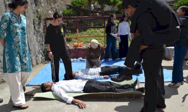 एपीजी शिमला विश्वविद्यालय में हिमाचल प्रदेश होम गार्ड और एनएसएस स्वयंसेवकों ने की मॉक ड्रिल: छात्रों, शिक्षकों को आपदा से निपटने के तरीके सिखाए गए