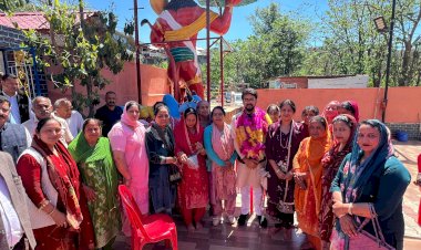 भोरंज विधानसभा के समीरपुर मंडल के बगवाड़ा बूथ में अनुराग ठाकुर ने मनाया भाजपा स्थापना दिवस