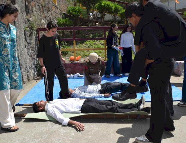 एपीजी शिमला विश्वविद्यालय में हिमाचल प्रदेश होम गार्ड और एनएसएस स्वयंसेवकों ने की मॉक ड्रिल: छात्रों, शिक्षकों को आपदा से निपटने के तरीके सिखाए गए