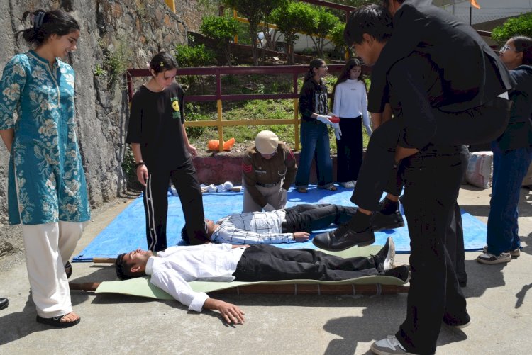 एपीजी शिमला विश्वविद्यालय में हिमाचल प्रदेश होम गार्ड और एनएसएस स्वयंसेवकों ने की मॉक ड्रिल: छात्रों, शिक्षकों को आपदा से निपटने के तरीके सिखाए गए