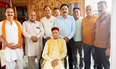 प्रो. प्रेम कुमार धूमल से भेंट कर लिया आशीर्वाद