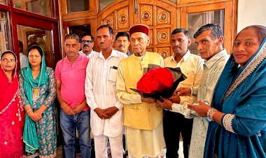 राज्यसभा सांसद सिकंदर कुमार ने प्रो. धूमल से की मुलाकात, भेंट की “मोदी युग में भारत का सशक्तिकरण” किताब