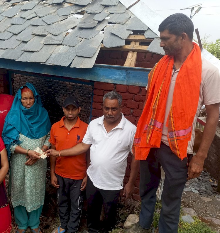 झनिक्कर गांव में अग्निकांड से पीड़ित परिवार के बीच पहुंचे नरेश कुमार दर्जी, दी आर्थिक सहायता