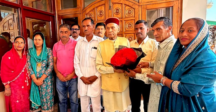 राज्यसभा सांसद सिकंदर कुमार ने प्रो. धूमल से की मुलाकात, भेंट की “मोदी युग में भारत का सशक्तिकरण” किताब