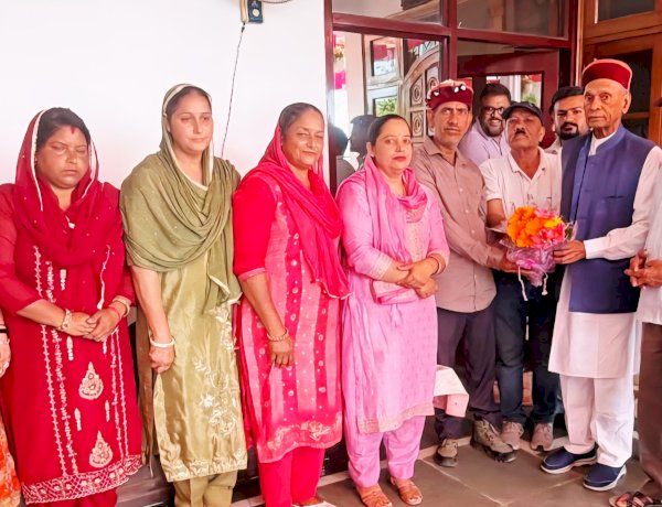 नवनिर्वाचित बीडीसी सदस्य बबीता कुमारी ने समर्थकों सहित प्रो. प्रेम कुमार धूमल से लिया आशीर्वाद