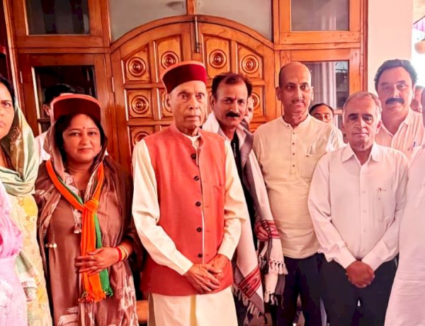 महल वार्ड से निर्वाचित जिला परिषद सदस्य अनीता देवी ने प्रो. प्रेम कुमार धूमल से लिया आशीर्वाद