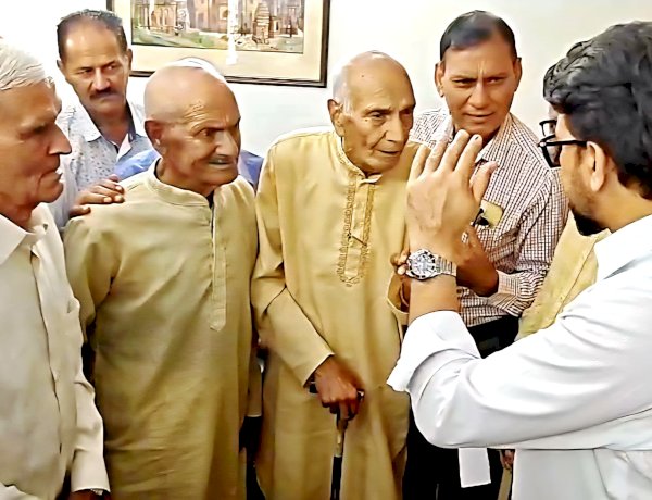 बणी पंचायत के मंगरोली गांव के प्रतिनिधिमंडल ने अनुराग ठाकुर से की भेंट; पहली ही मुलाकात में सांसद की सादगी और आत्मीयता से अभिभूत हुए वयोवृद्ध