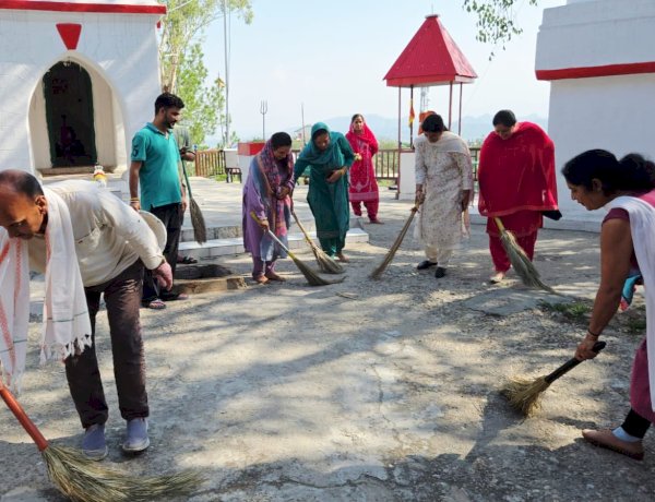 गगनेहड़ी शिव मंदिर में जिला भाजपा हमीरपुर एवं समीरपुर मंडल ने किया योगाभ्यास