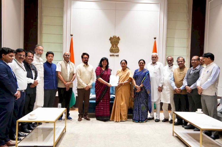 संवैधानिक सुधारों पर संयुक्त संसदीय समिति की बैठक में शामिल हुए अनुराग ठाकुर, दिल्ली की मुख्यमंत्री रेखा गुप्ता से की चर्चा