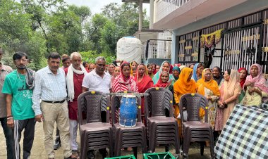 महिला मंडल धमरोल को आवश्यक सामग्री भेंट, नरेश कुमार दर्जी ने निभाया अपना वादा