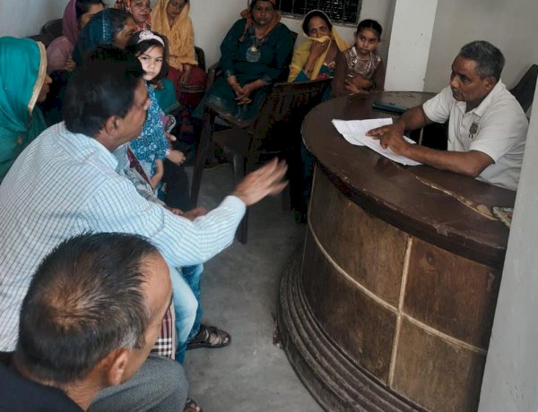 कसियाना गांव तक सड़क न होने का मामला उठाया, नरेश कुमार दर्जी ने ग्रामीणों को दिलाया समाधान का भरोसा